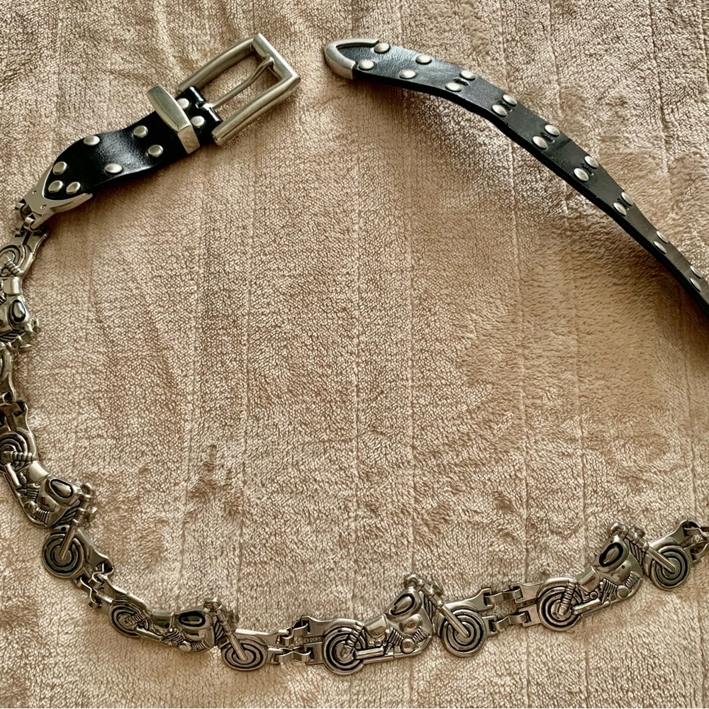 Genuine leather women's belt with motorcycle decoration.